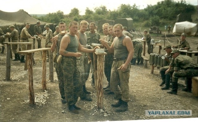 «Шведский стол» в солдатской столовой