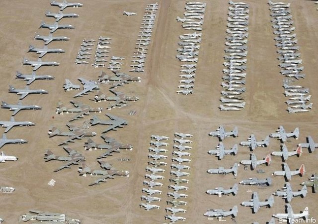 На поле танки ... догнивали