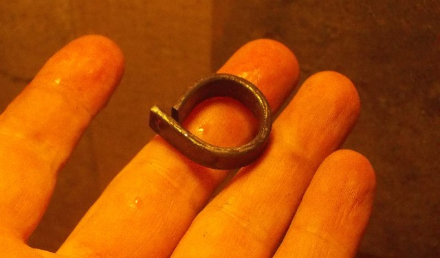 Обручальное кольцо из меди и железа.