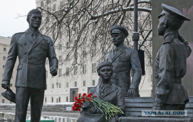 Памятник героям фильма "Они сражались за Родину" установили у здания Министерства обороны