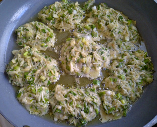 Пикантный салат из кабачков.