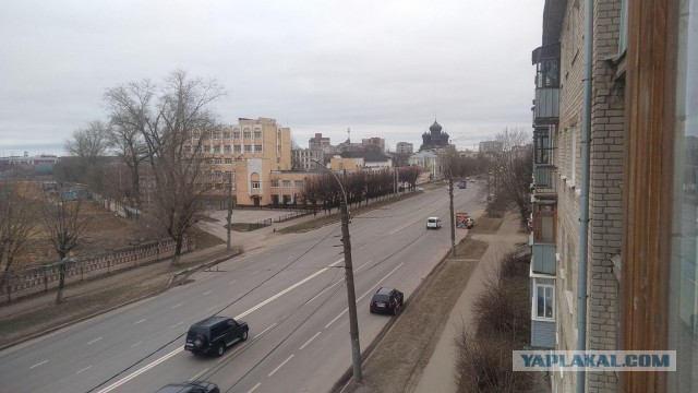 Давайте фото у кого какой вид из окна на оживленные улицы городов в настоящий момент