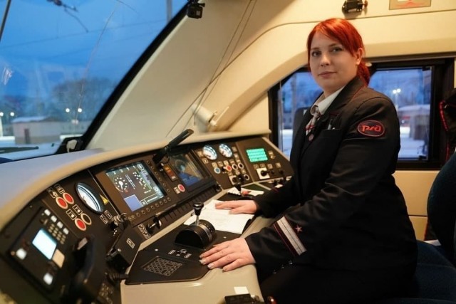 Первая в РФ женщина-машинист электропоезда выходит в свой первый самостоятельный рейс