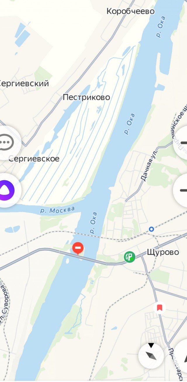 Десятки военных высадились у моста через Оку в районе Серпухова.