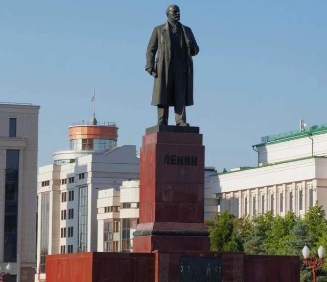 Гигантская голова Ленина