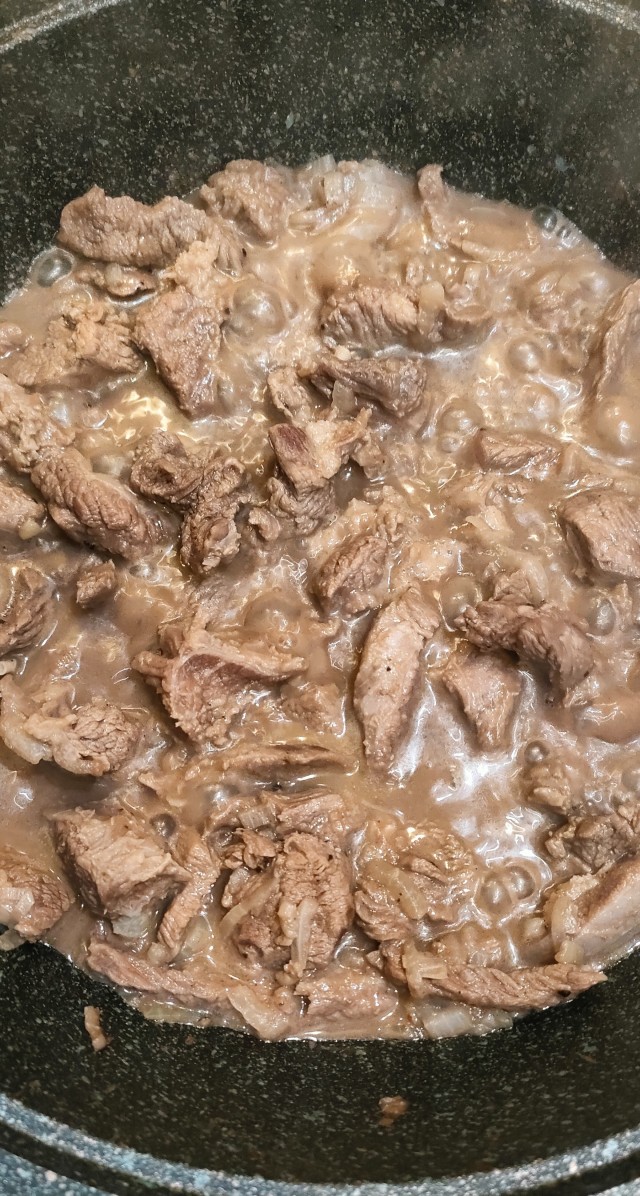 Говядина тушёная в сметанным соусе