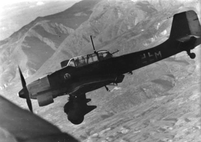 Редкий кадр! Гибель пикирующего бомбардировщика Ju-87
