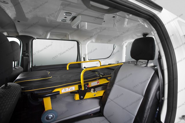Сотрудники ГИБДД оштрафовали за перевозку лежачего сына-инвалида без автокресла