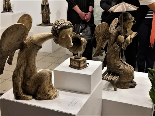 На набережной Карповки тайно открыли скульптуру «Печальный ангел» в память о погибших от коронавируса врачах