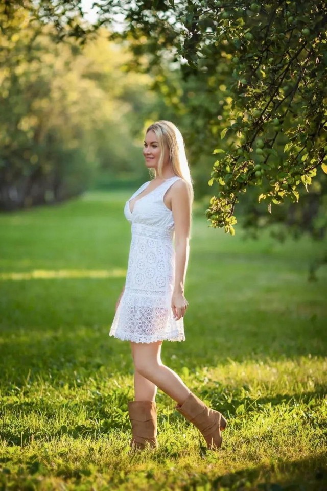 А как выглядят девушки на улицах? Чем они занимаются?