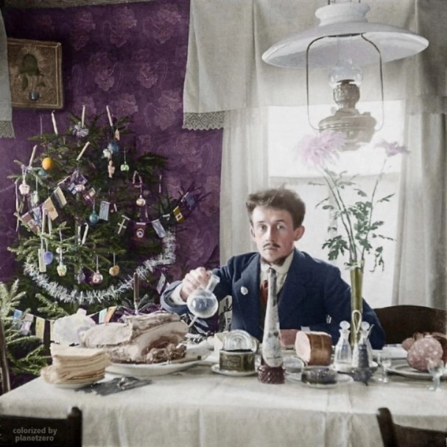 Автопортрет ярославского мещанина за рождественским столом. 1910–13 гг.