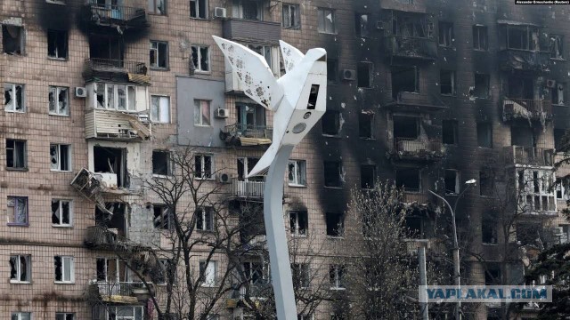 Разбитая при боях за город школа №11 в Мариуполе