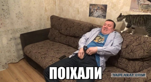 Последняя мода для селфи - спортивный костюм на голое тело