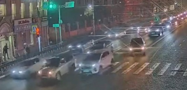Закрыл сезон на скорости в 140 км.ч. Последние секунды жизни мотоциклиста попали на видео.