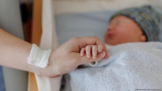 Женщины с детьми зарабатывают на 30 тысяч евро меньше, чем бездетные