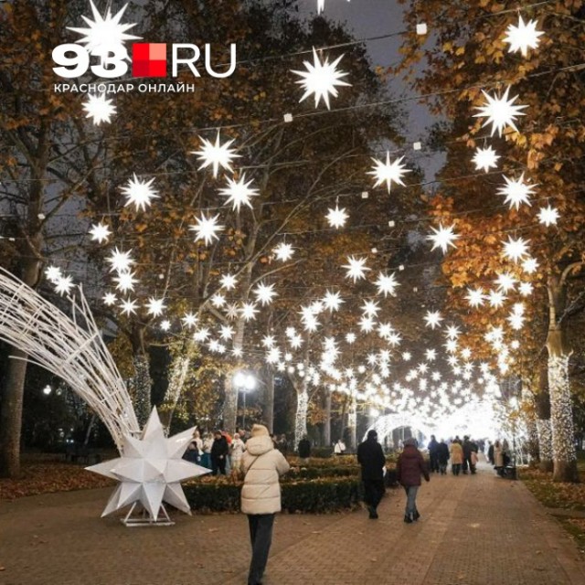 В сети при сравнении предновогодней Москвы с другими регионами пишут «Капитолий передаёт привет дистриктам»