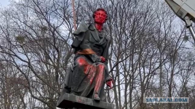 В Киеве демонтировали памятник Михаилу Булгакову
