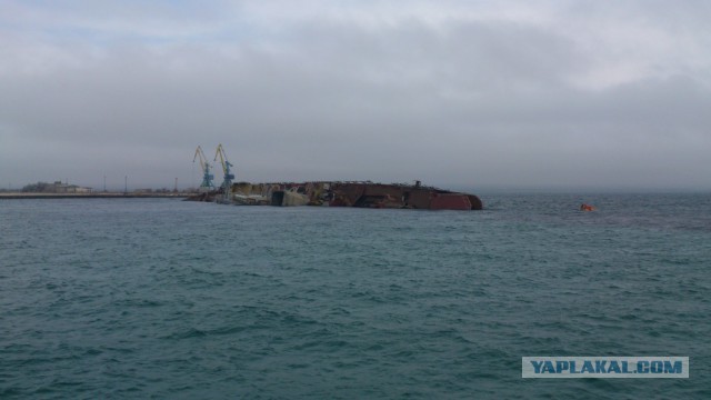 Российские военные затопили корабль в Крыму