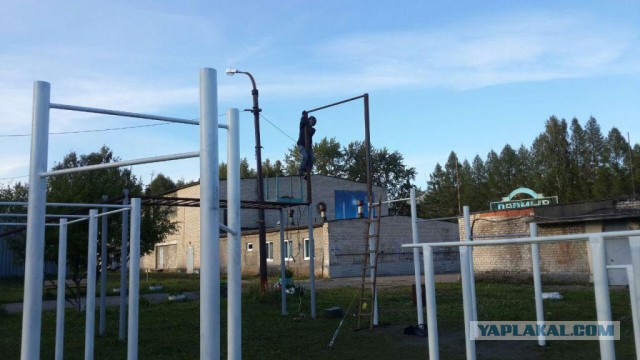 Мегарукажопим спортивную площадку.