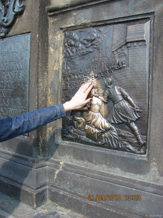 Какие части на бронзовых статуях трут на счастье?