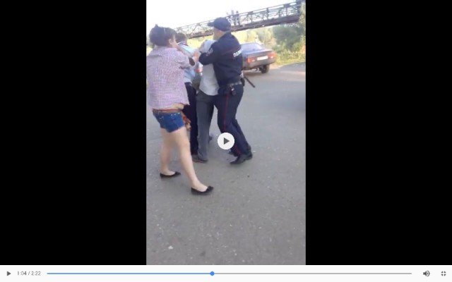 Драка с полицейским из-за поцарапанного авто.