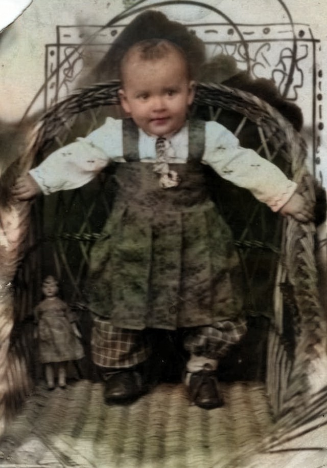 Нейросеть на хаялву раскрашивает фото к 9 мая