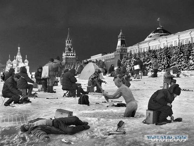 Голый ледоруб машет топором!