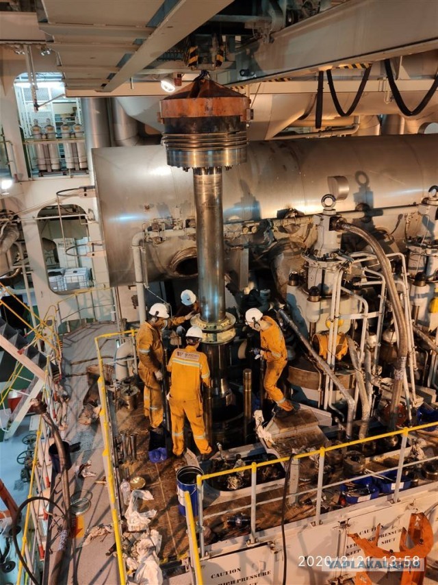 Рутинная замена поршня на судовом главном двигателе мощностью 58100 кВт