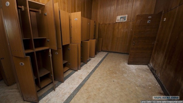 Пионерский лагерь с бассейном и бомбоубежищем