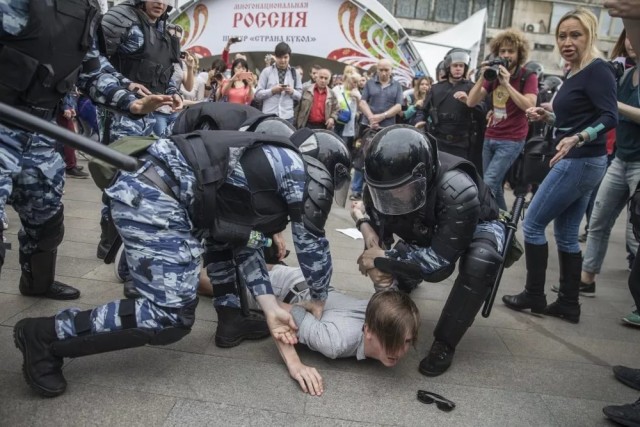 В Москве студент-второкурсник пришёл в университет с ножами и пистолетом
