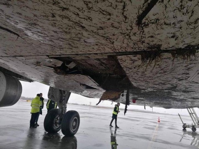 Самолёт А320 при посадке выкатился со взлётно-посадочной полосы