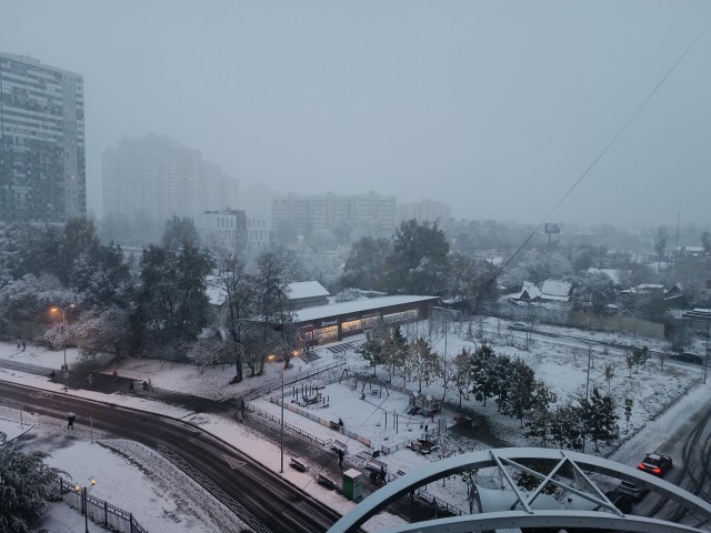 Снег добрался до Москвы