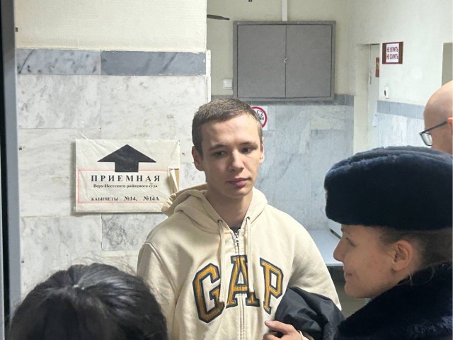 Еще одного уличного музыканта Евгения Михайлова суд арестовал на четырнадцать суток