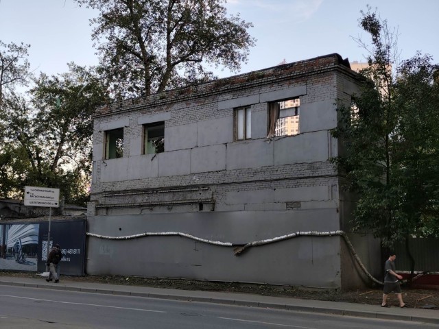 Шляюсь по Москве (утопленный самокат и чужеродная красота).
