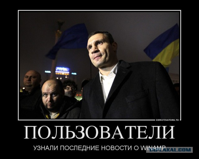 Прохожий помогает милиционеру