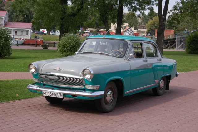 Авто Вернисаж на Неве.