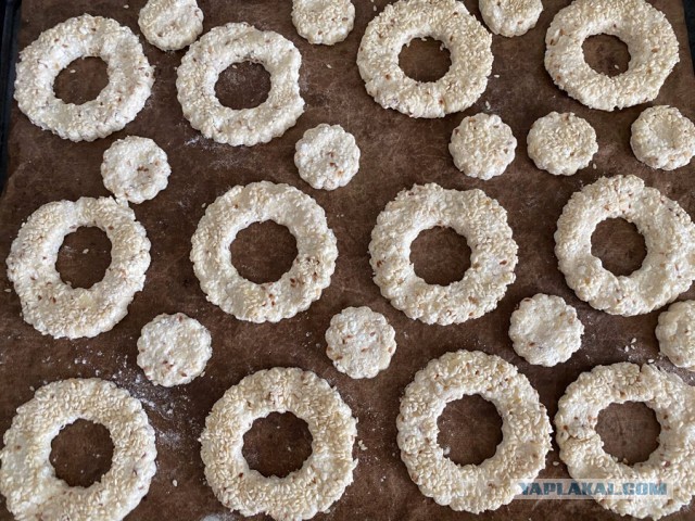 Творожно-сырные колечки с кунжутом