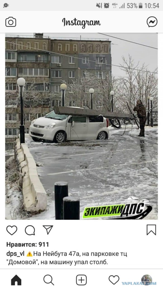 Во Владивостоке на автомобиль Nissan X-Trail, стоящий возле дома на Нейбута, 34, упала бетонная плита