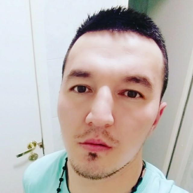 Врачи борются за жизнь питерского мясника, который получил жуткую травму — его грудную клетку пробил соскользнувший крюк