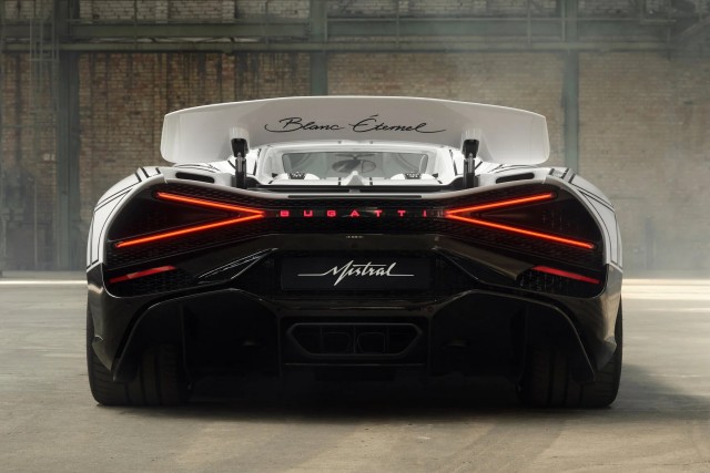 Bugatti W16 Mistral Blanc Eternel: мощность 1578 л.с. и отделка из настоящего королевского фарфора