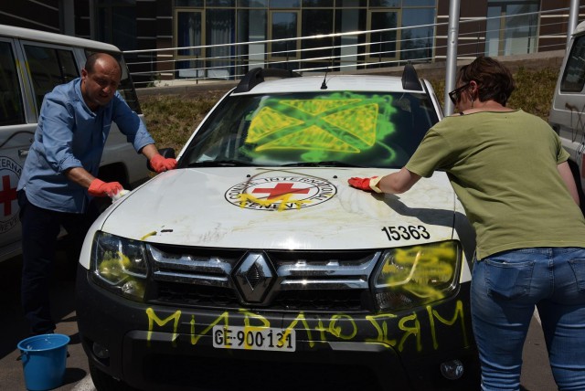 Митингующие в Донецке разрисовали машины ОБСЕ