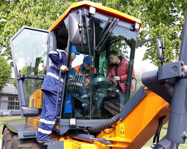 "Амкодор" начал серийное производство первого отечественного автогрейдера