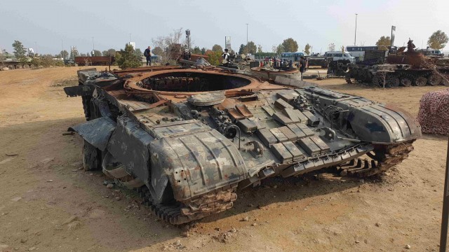 Выставка трофейной военной техники в Баку