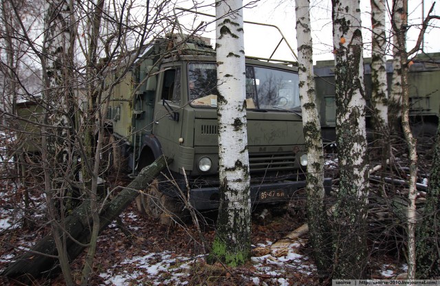 Березки, снег и списанная военная техника