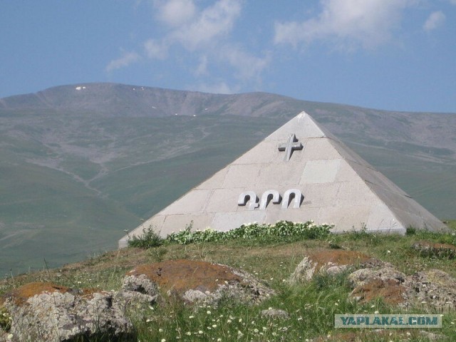 Армяне у стен рейхстага.