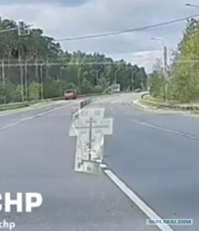 Судьба байкера неизвестна, но от отражения на лобовом тревожно...