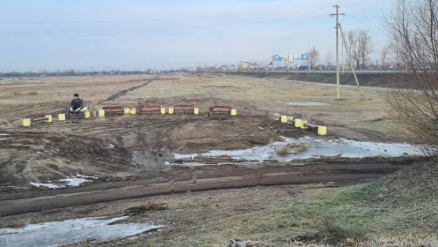 На окраине Кургана у обочины трассы установили 9 лавочек и 18 урн