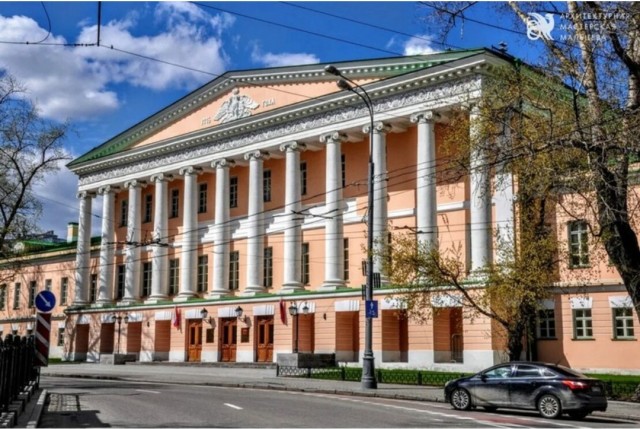 Заброшенная больница в самом центре Москвы, где теперь заседает Московская дума