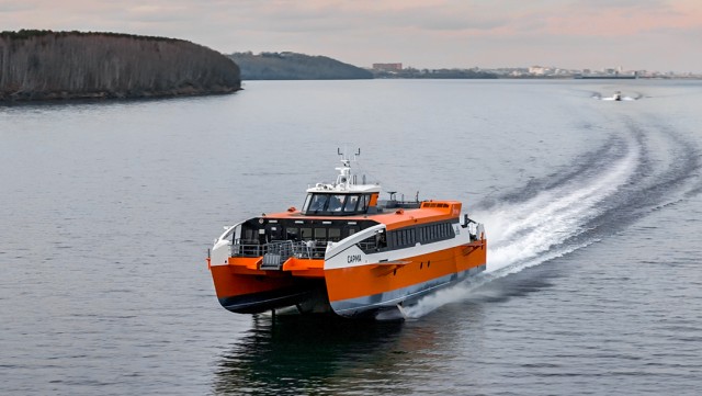 Катамаран на подводных крыльях на Байкале