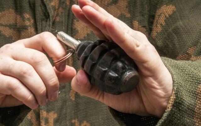 Можно ли вернуть выдернутую чеку обратно в гранату?